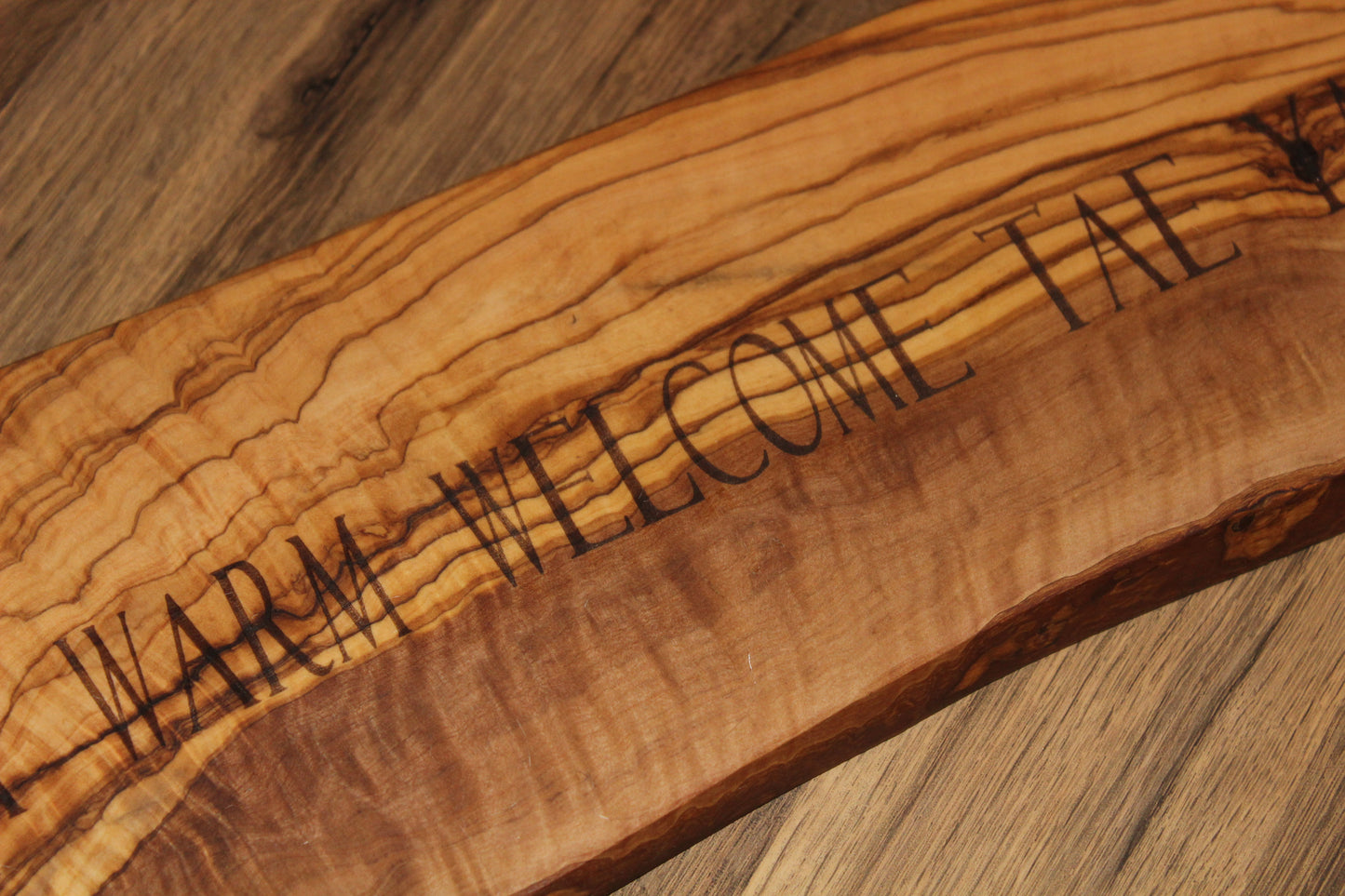 ‘A Warm Welcome Tae Ya’ Olive Wood Sign (203204)