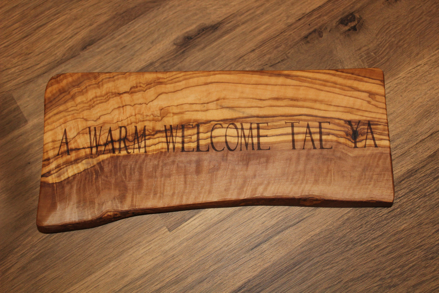 ‘A Warm Welcome Tae Ya’ Olive Wood Sign (203204)